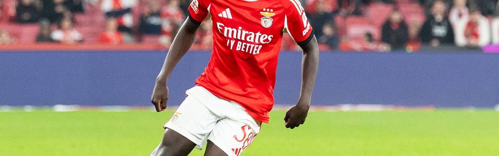 德天空：拜仁关注本菲卡17岁后卫班贾奎，作为吉瓦罗·雷德的替代