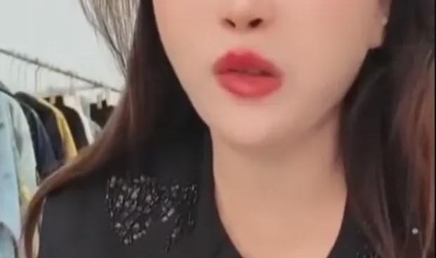 开云网页版-网红王炸姐直播时去世！仅39岁，黑色外套像件寿衣，女儿才四岁！