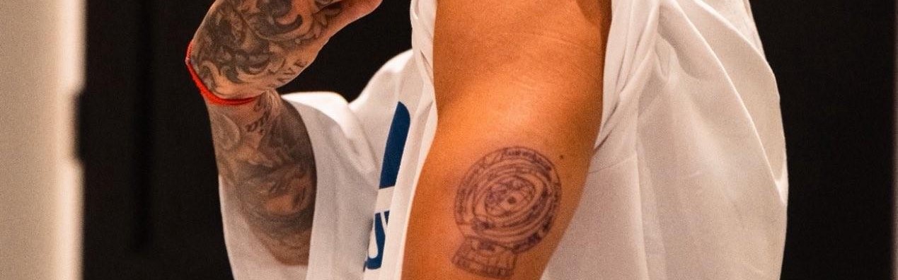 有点小帅，恩佐把世俱杯奖杯纹到了左臂上