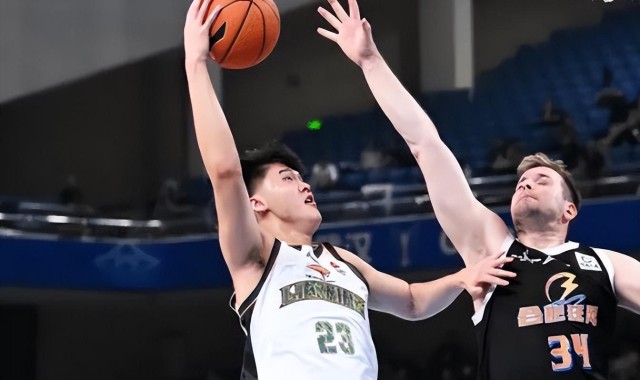 开云网页版-辽宁男篮，昨晚比赛用了一名新人，表现不错，但很快又被换了下去